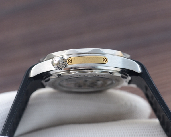 オメガ時計角部分ディテール